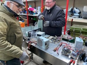 Demontage de dechets electroniques en atelier partenaire Confinum Nancy